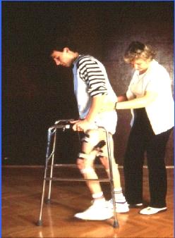 Slika 2: Štirikanalna hoja s hoduljo, kompletni paraplegik na URI Soča, 1985 (Kralj in Bajd)